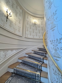 Curving stairway