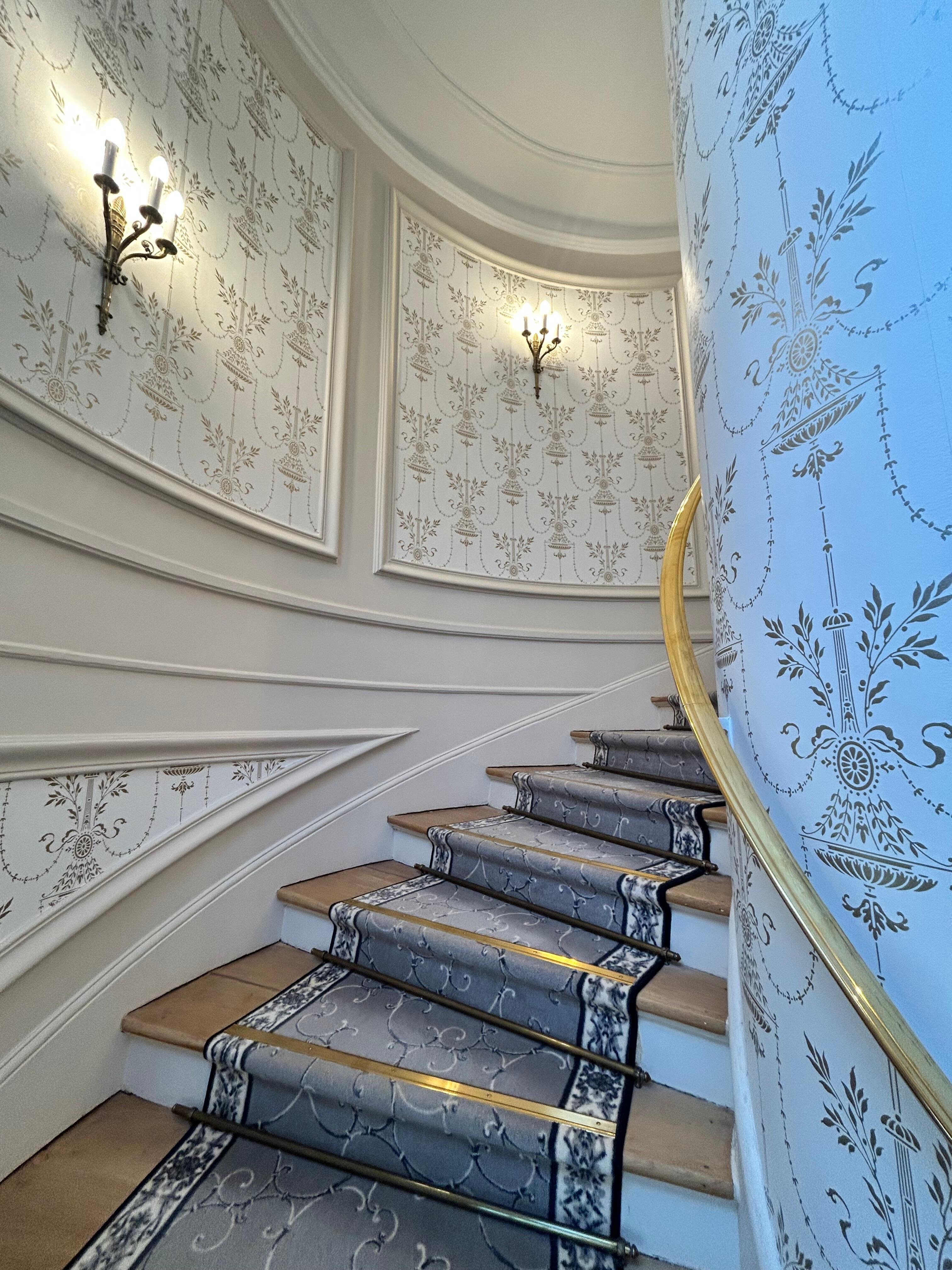 Curving stairway 
