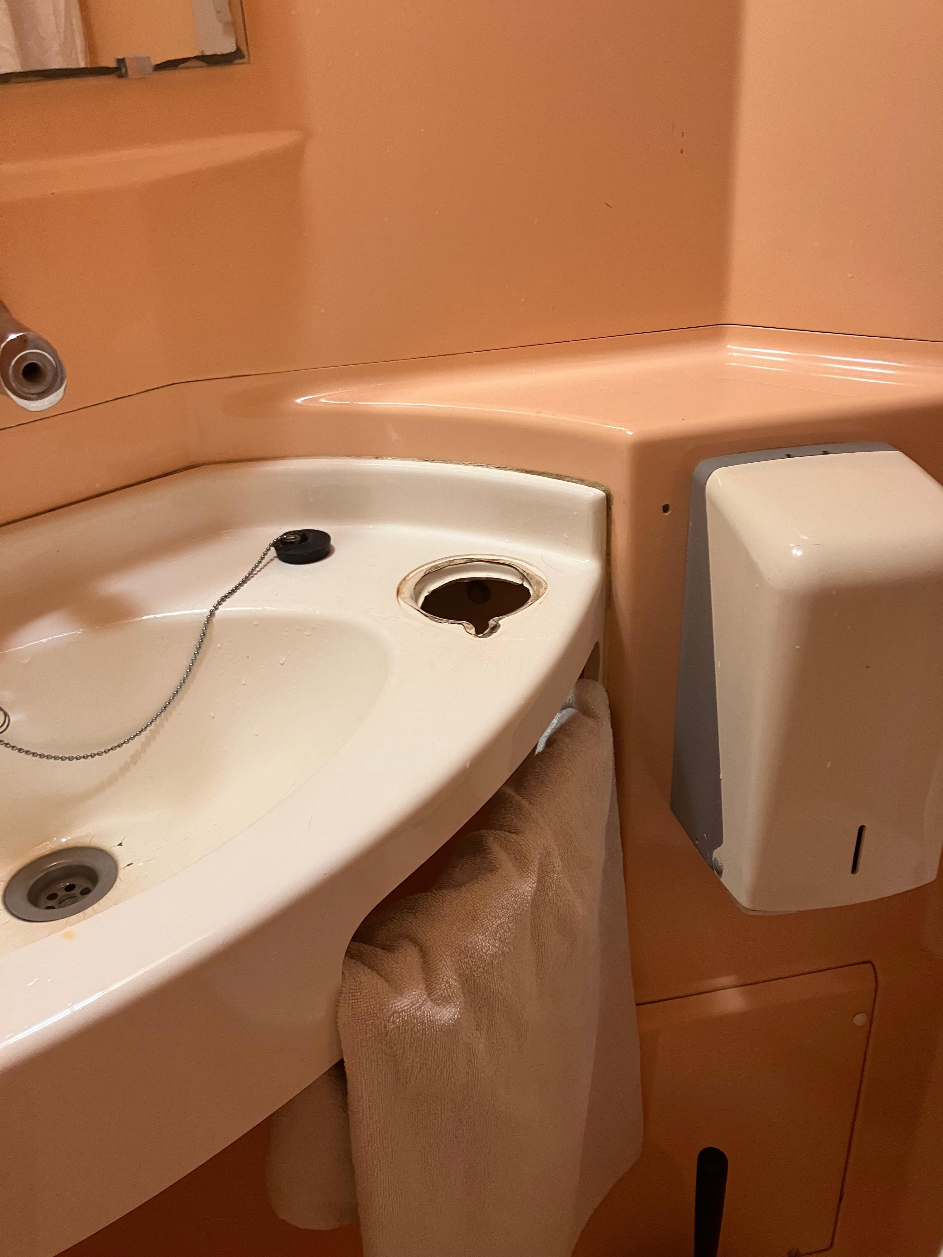 Lavabo délabré 
