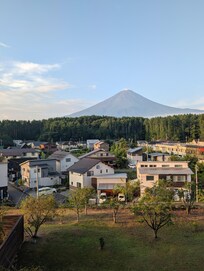 部屋から朝の富士山