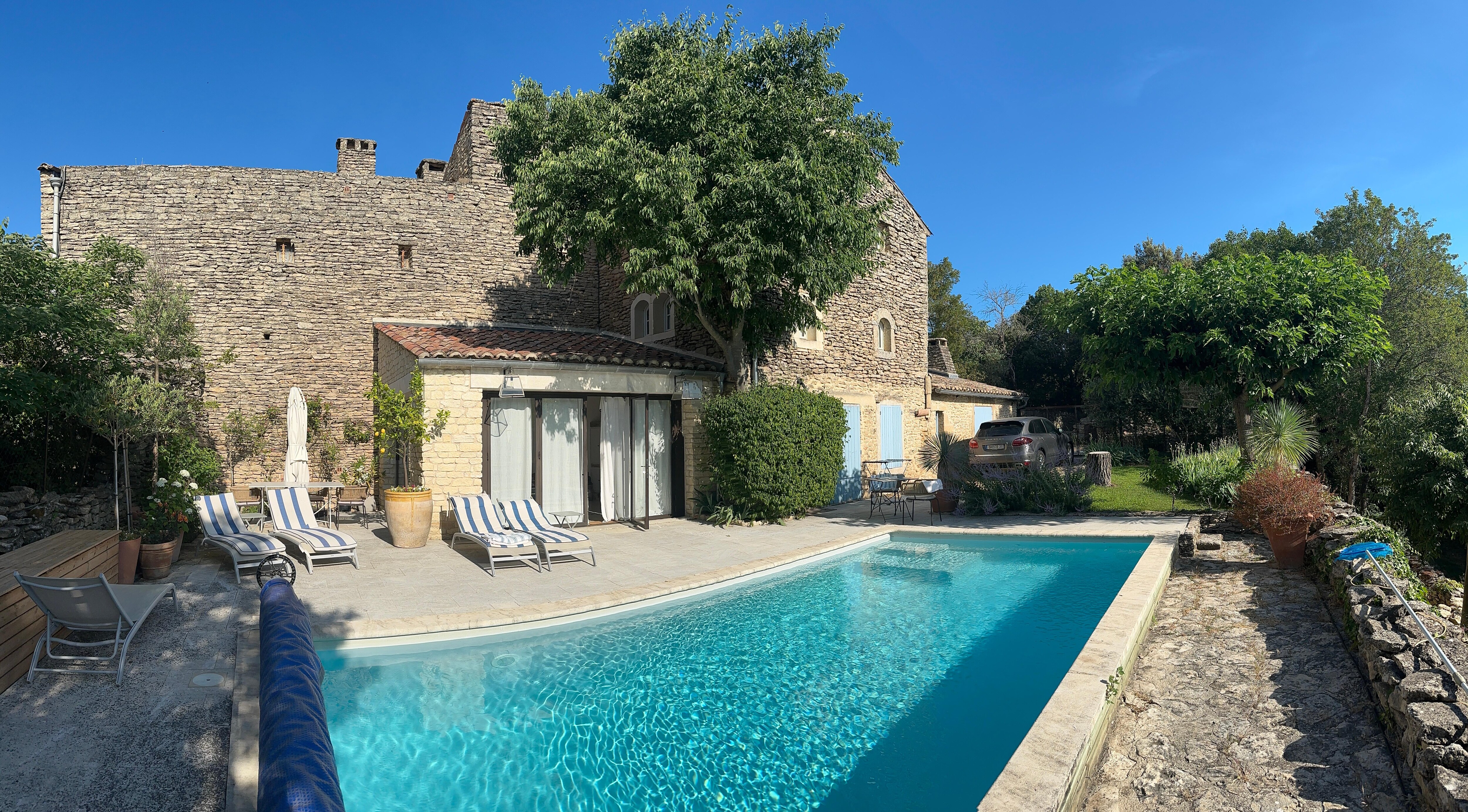 Der Pool und das Haus liegen in völliger Ruhe. 