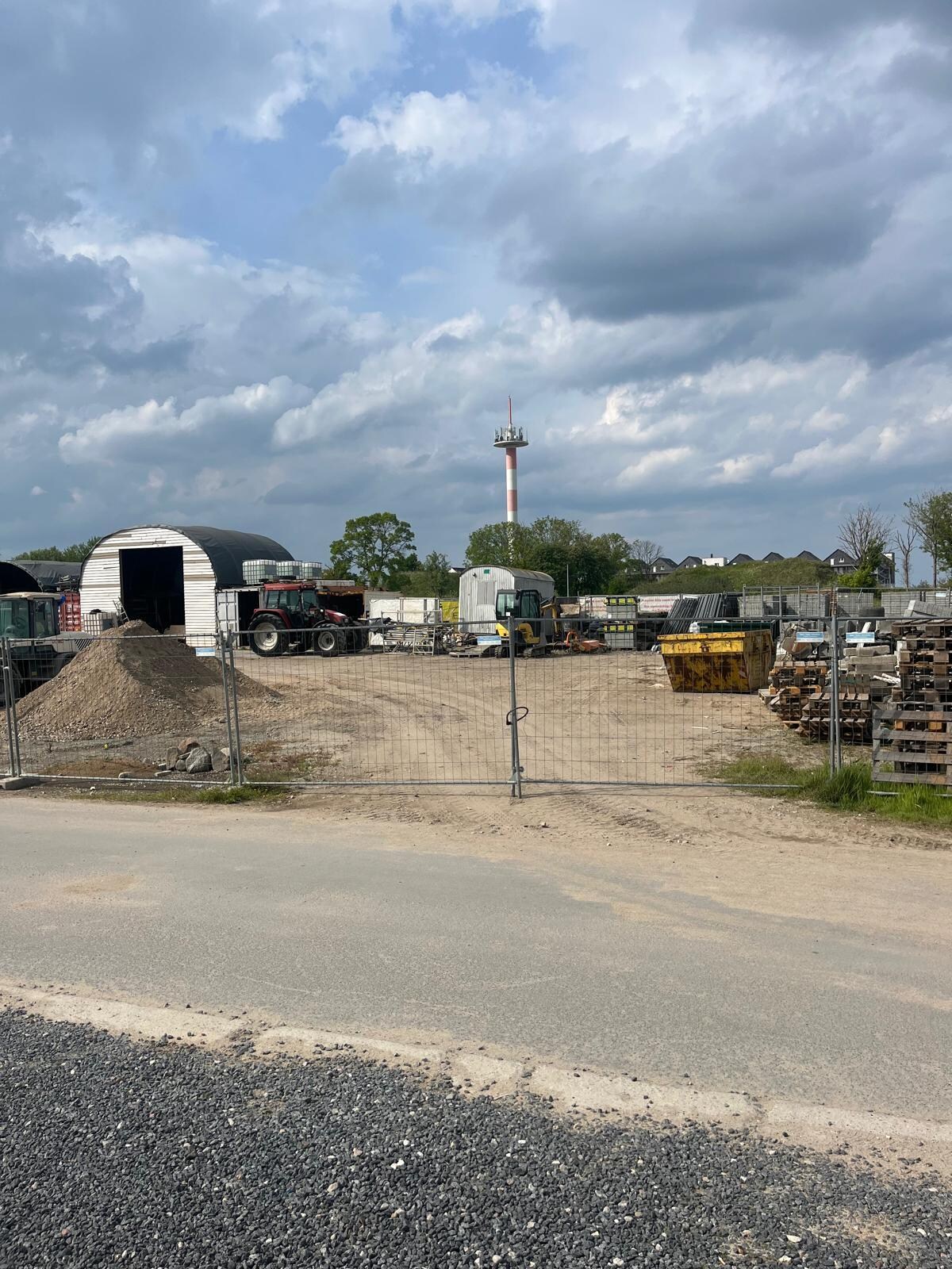 Bauhof, direkt gegenüber (der Schlafzimmer)