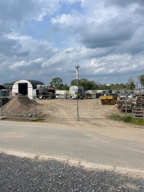 Bauhof, direkt gegenüber (der Schlafzimmer)