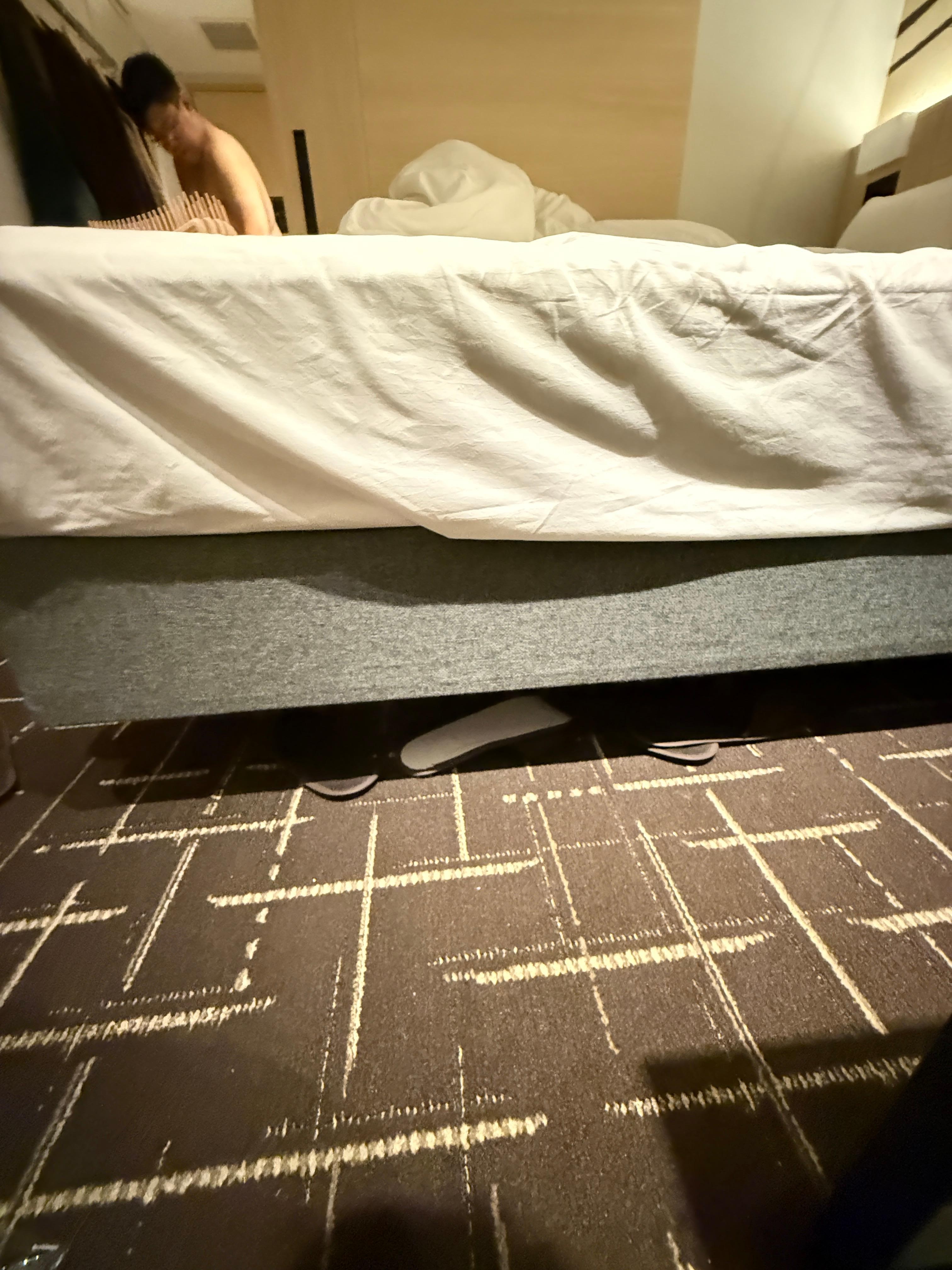 床底下拖鞋都沒有清理乾淨