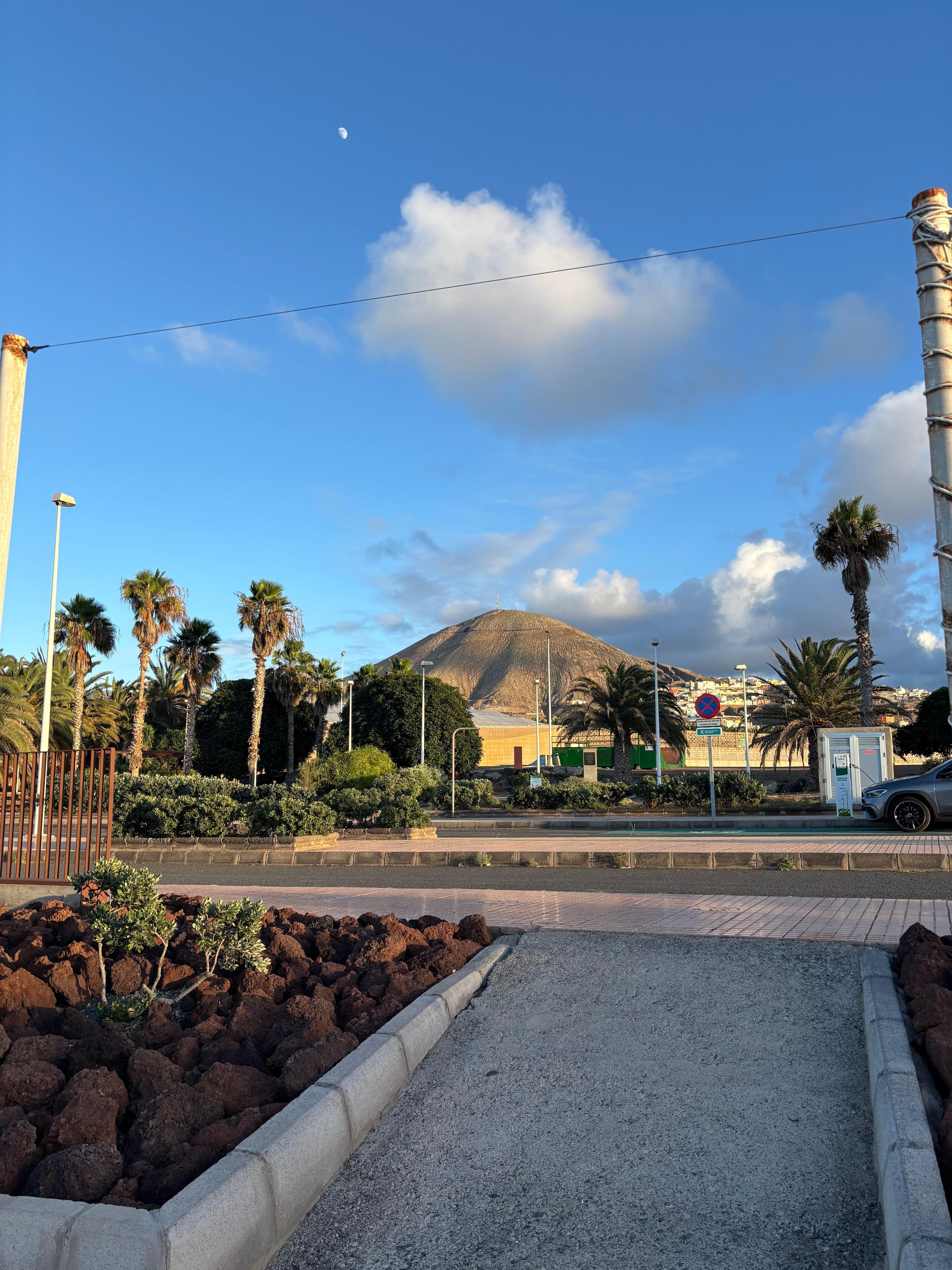 Ein Blick vom Parkplatz gegenüber vom Haus
