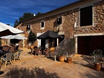 Ingresso principale e patio per la colazione