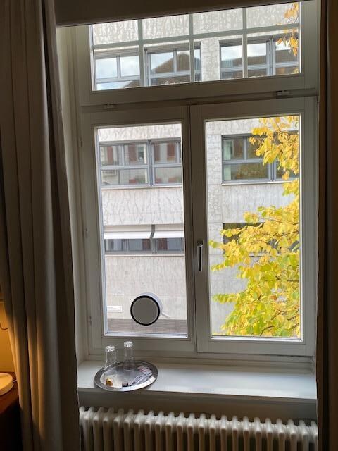 Aucune intimité possible ... de mon côté, je pouvais suivre la réunion qui se tenait en face