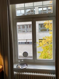 Aucune intimité possible ... de mon côté, je pouvais suivre la réunion qui se tenait en face