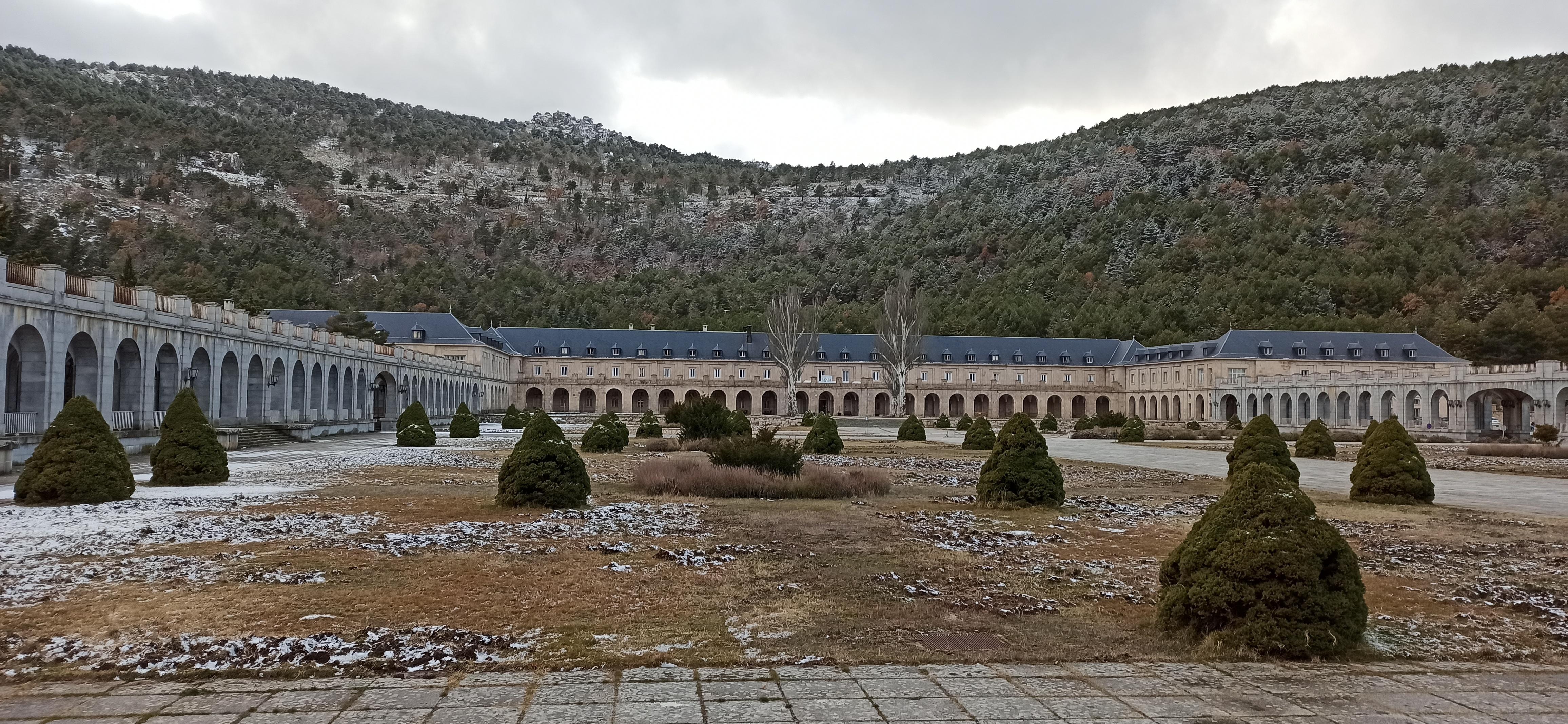 Explanada anterior, hospedería y entorno natural