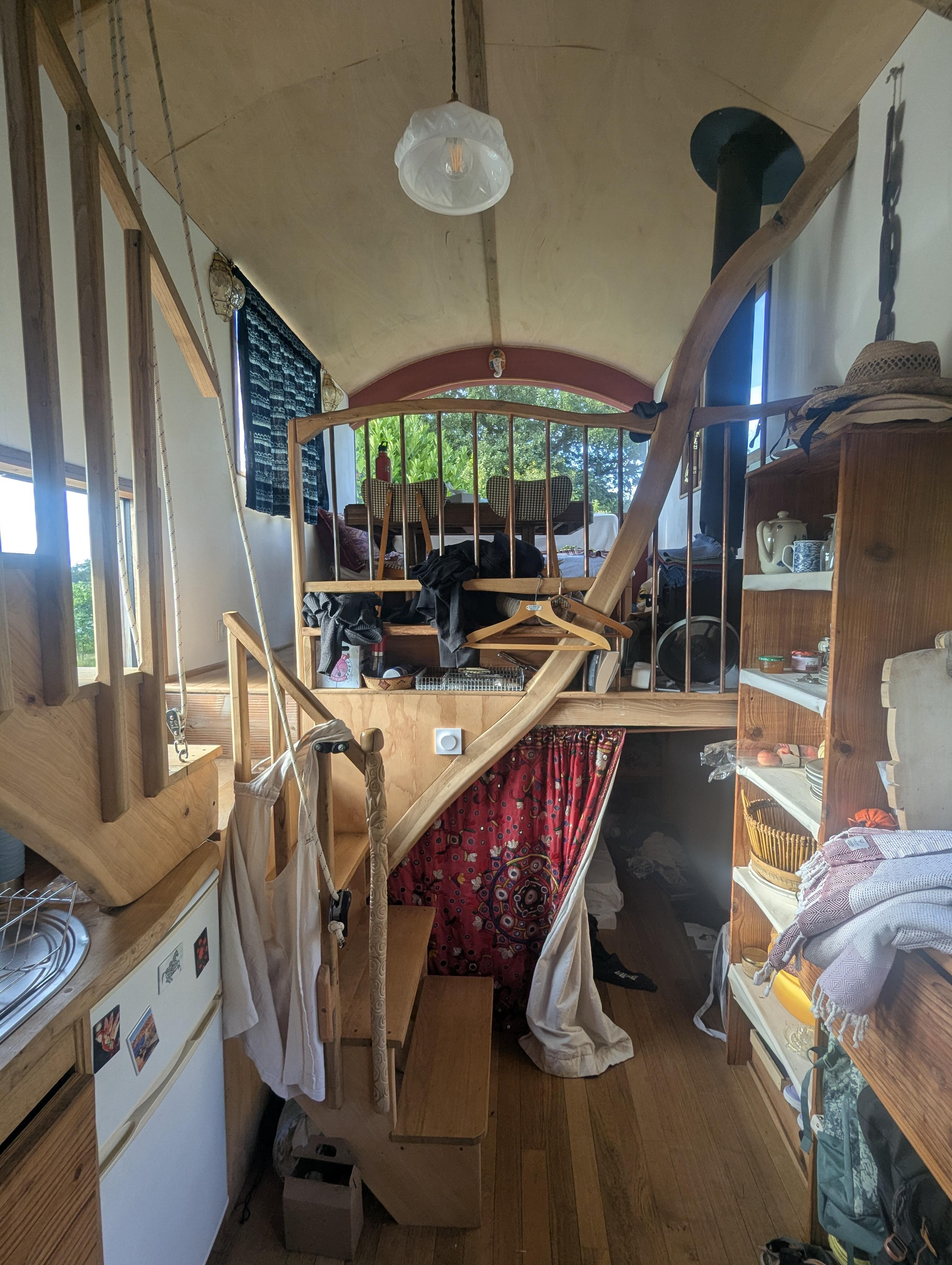 Vue depuis la cuisine, sur la chambre du bas et le salon 