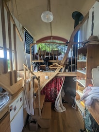 Vue depuis la cuisine, sur la chambre du bas et le salon