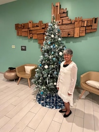 Beautiful lobby Evelyn the front desk took me this photo they all very friendly staffs 🙏