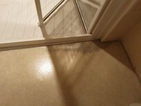 Prince de moisi au sol plus porte de la douche cassée