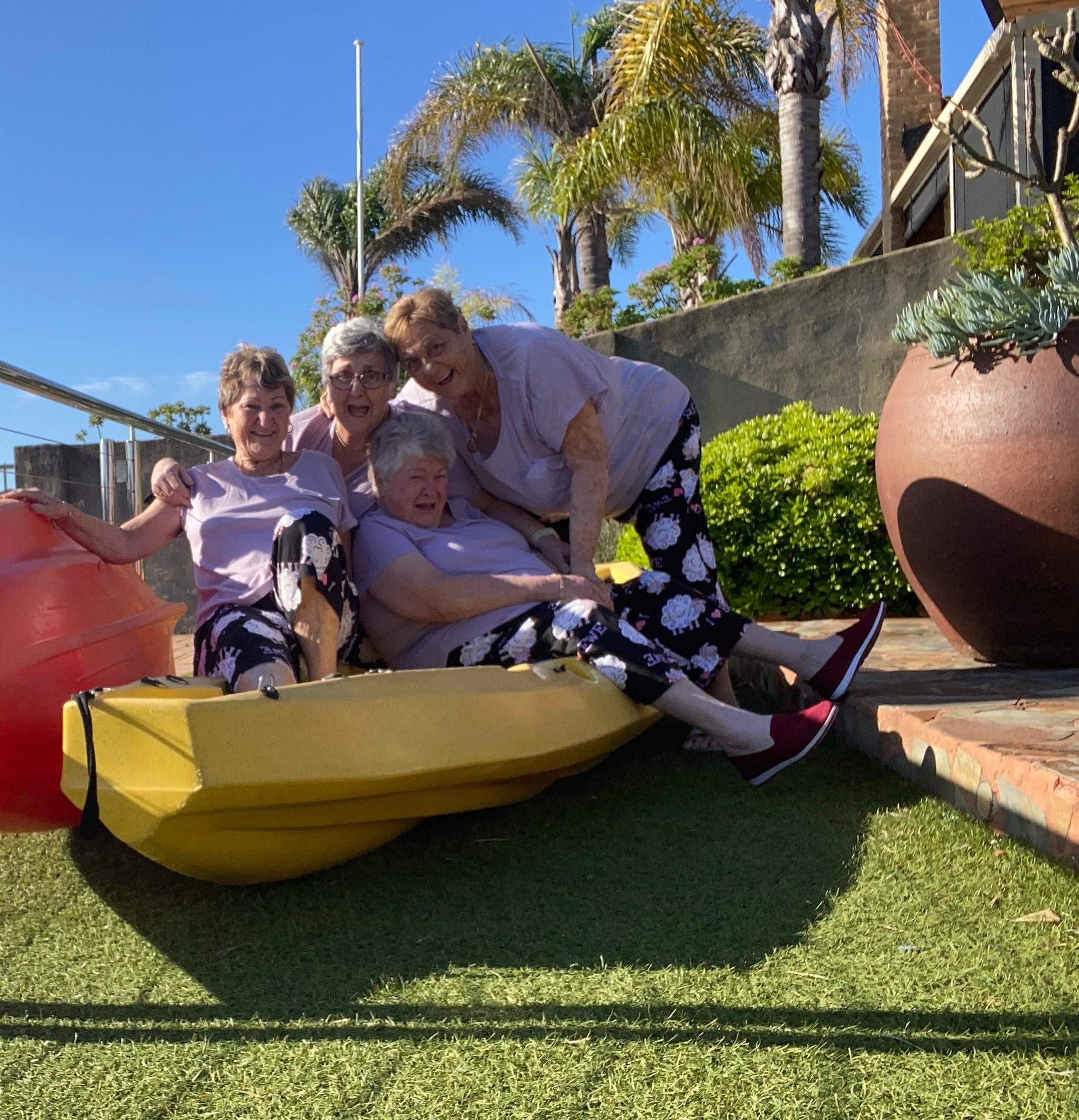 Silly ladies 😂😂