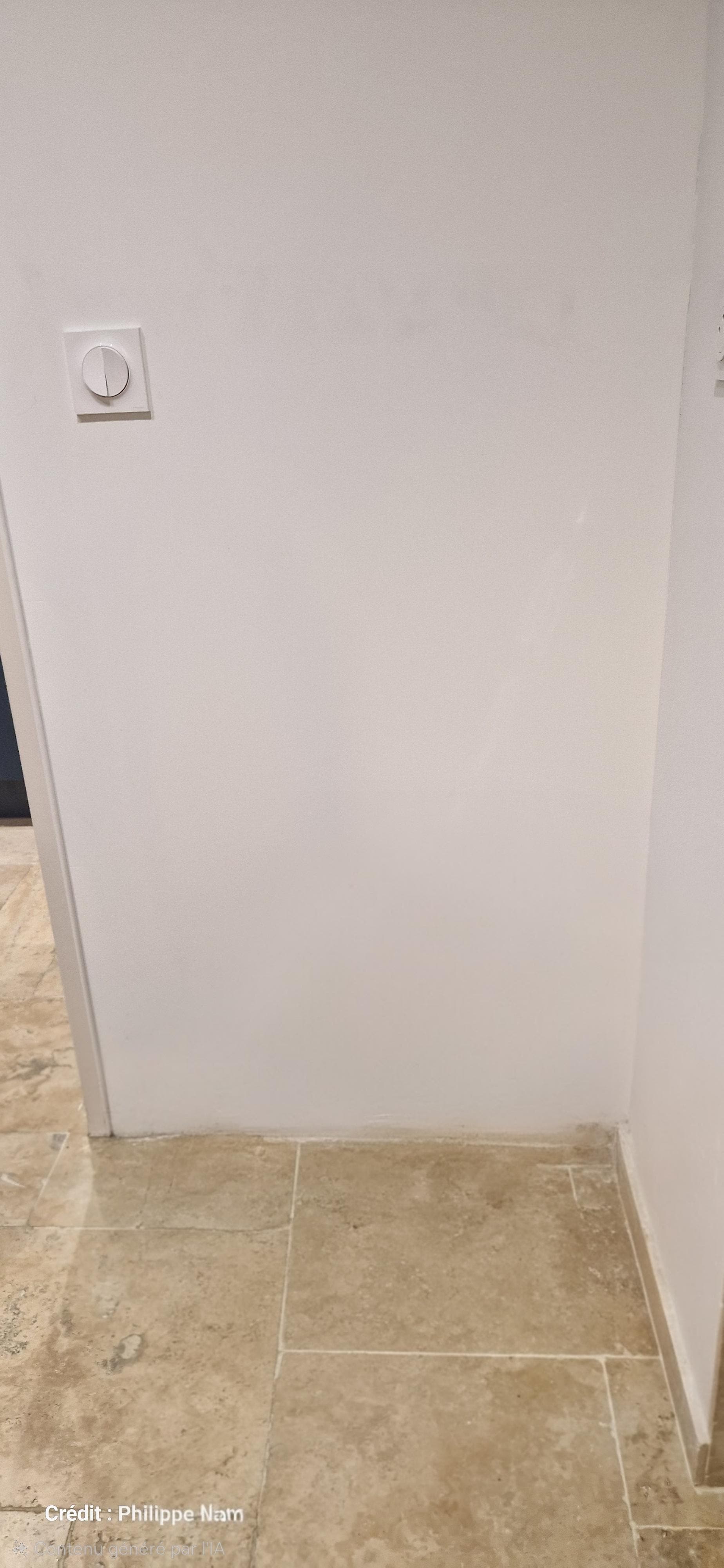 Une petite commode pourrait être mise à cette endroit pour avoir un rangement pour les vêtements 