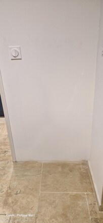 Une petite commode pourrait être mise à cette endroit pour avoir un rangement pour les vêtements