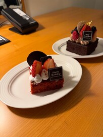 子供達の誕生日と結婚記念日旅行を伝えるとケーキをプレゼントしていただきました!サービスがすごい!また来たくなるホテルです!