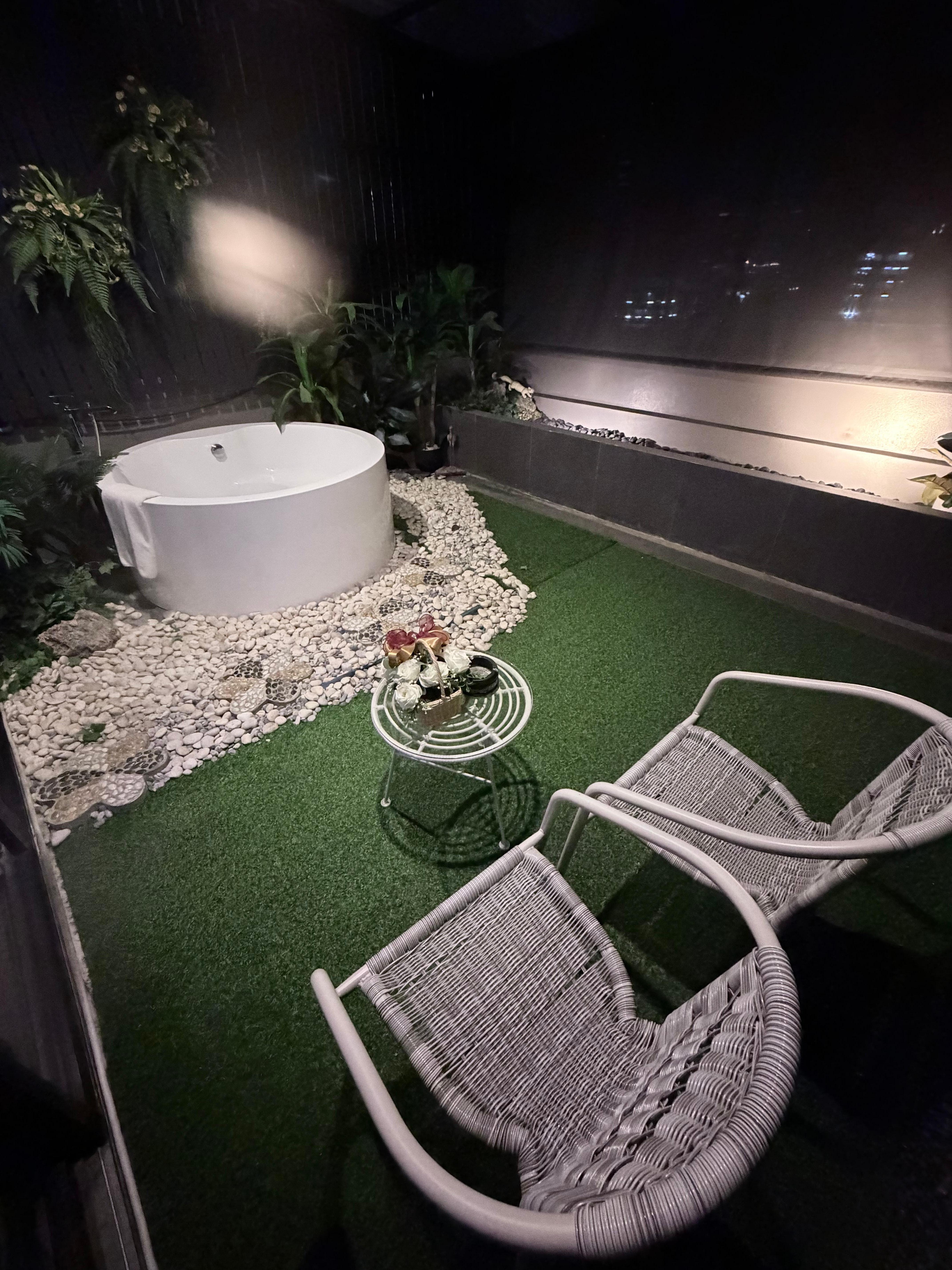 Outdoor bathtub