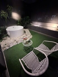 Outdoor bathtub