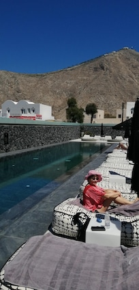 Allasalueen maisema on kaunis ja baaritiski tyylikäs.