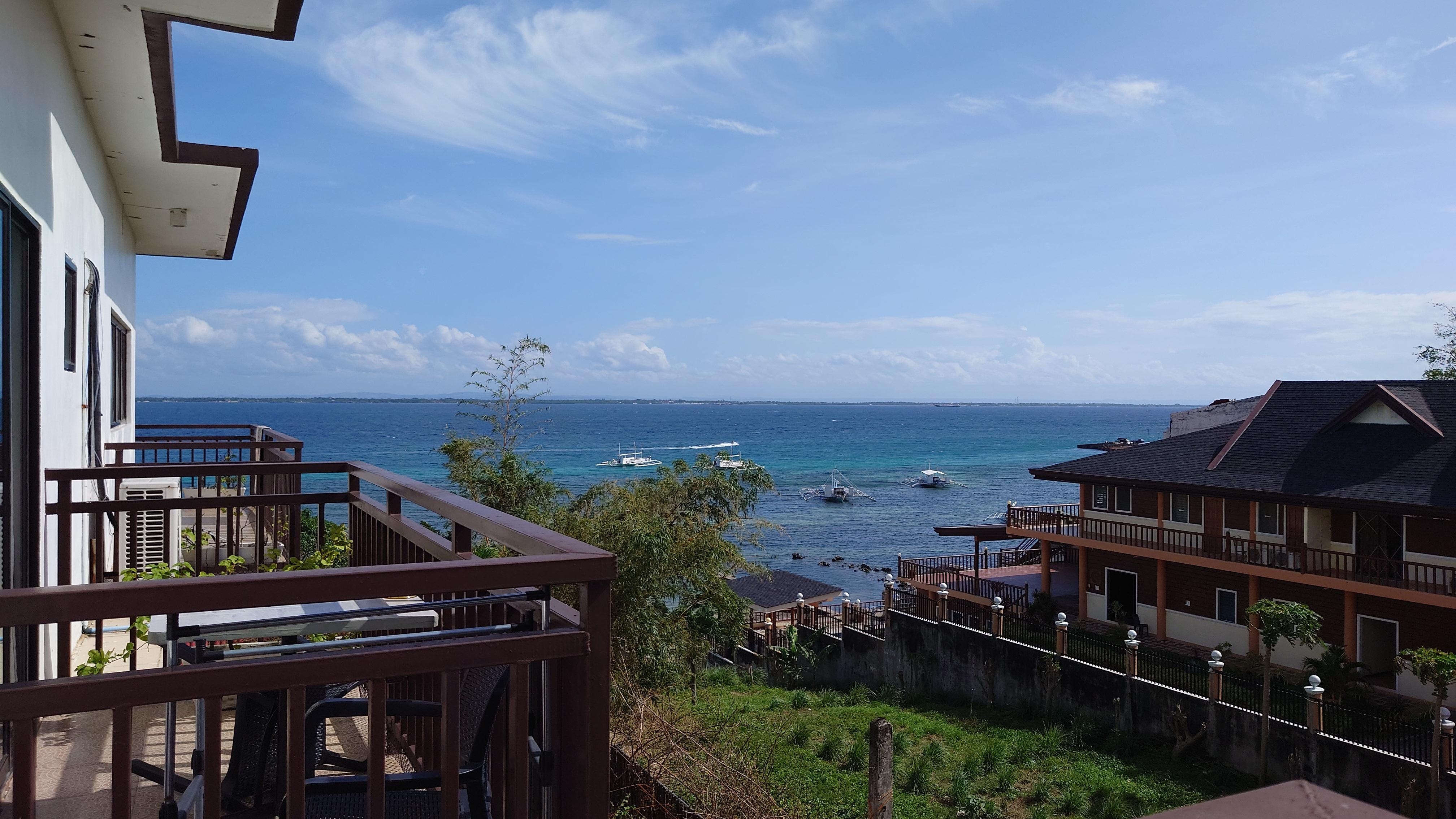 部屋のバルコニーから海を望む