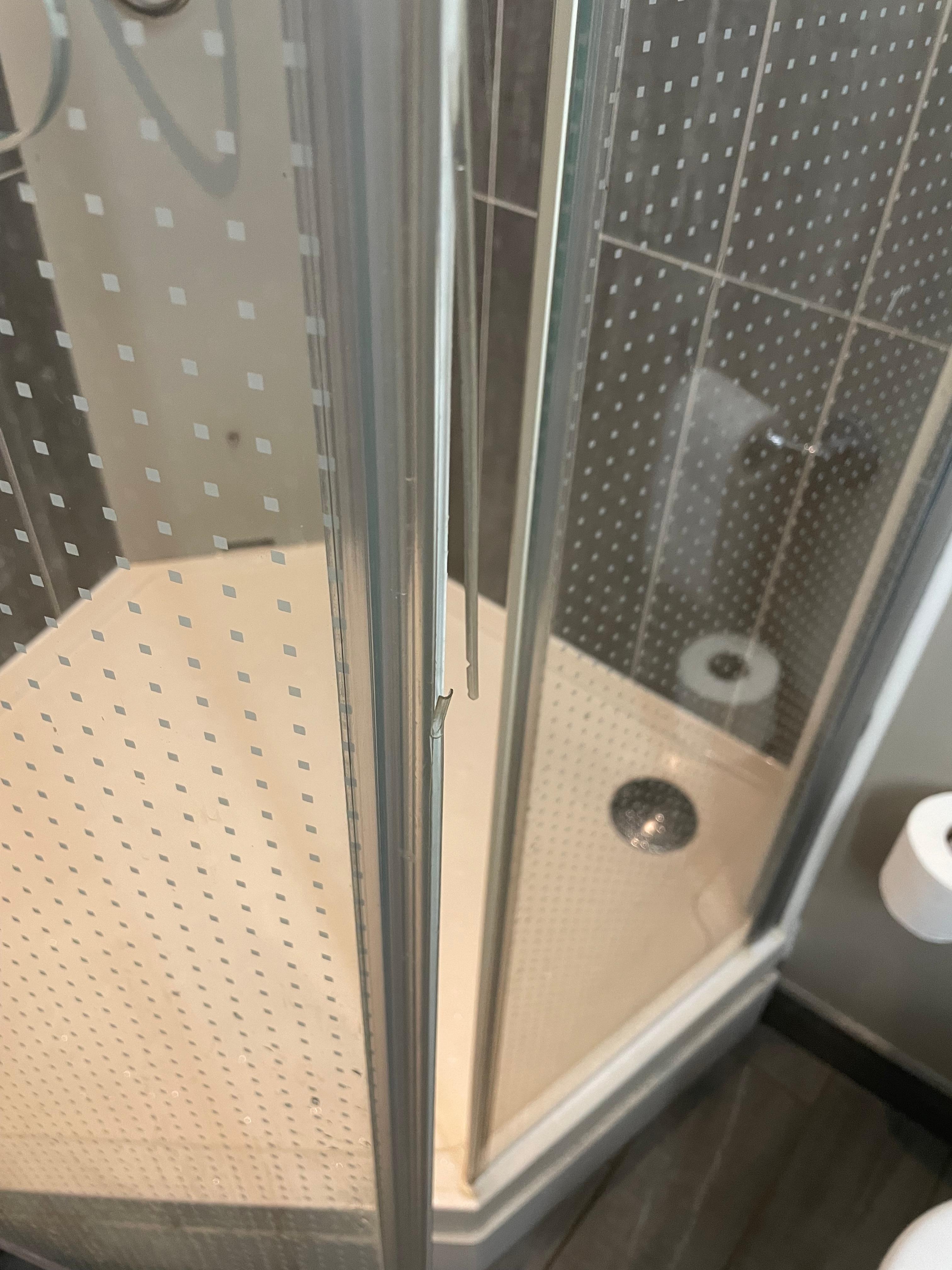 Joint de porte HS donc eau qui coule dans la salle de bain