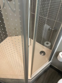 Joint de porte HS donc eau qui coule dans la salle de bain