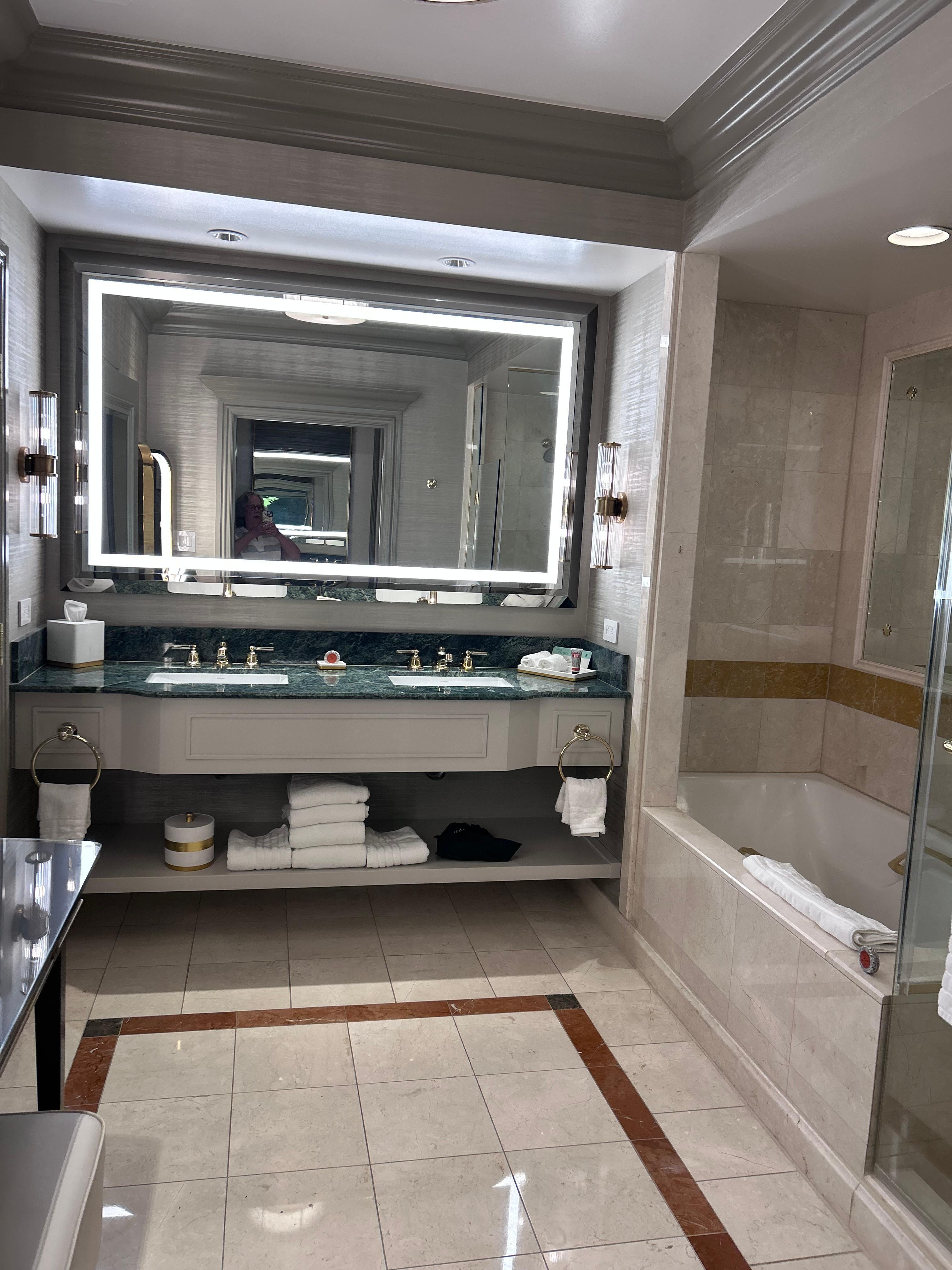 Beautiful and spacious bathroom 
