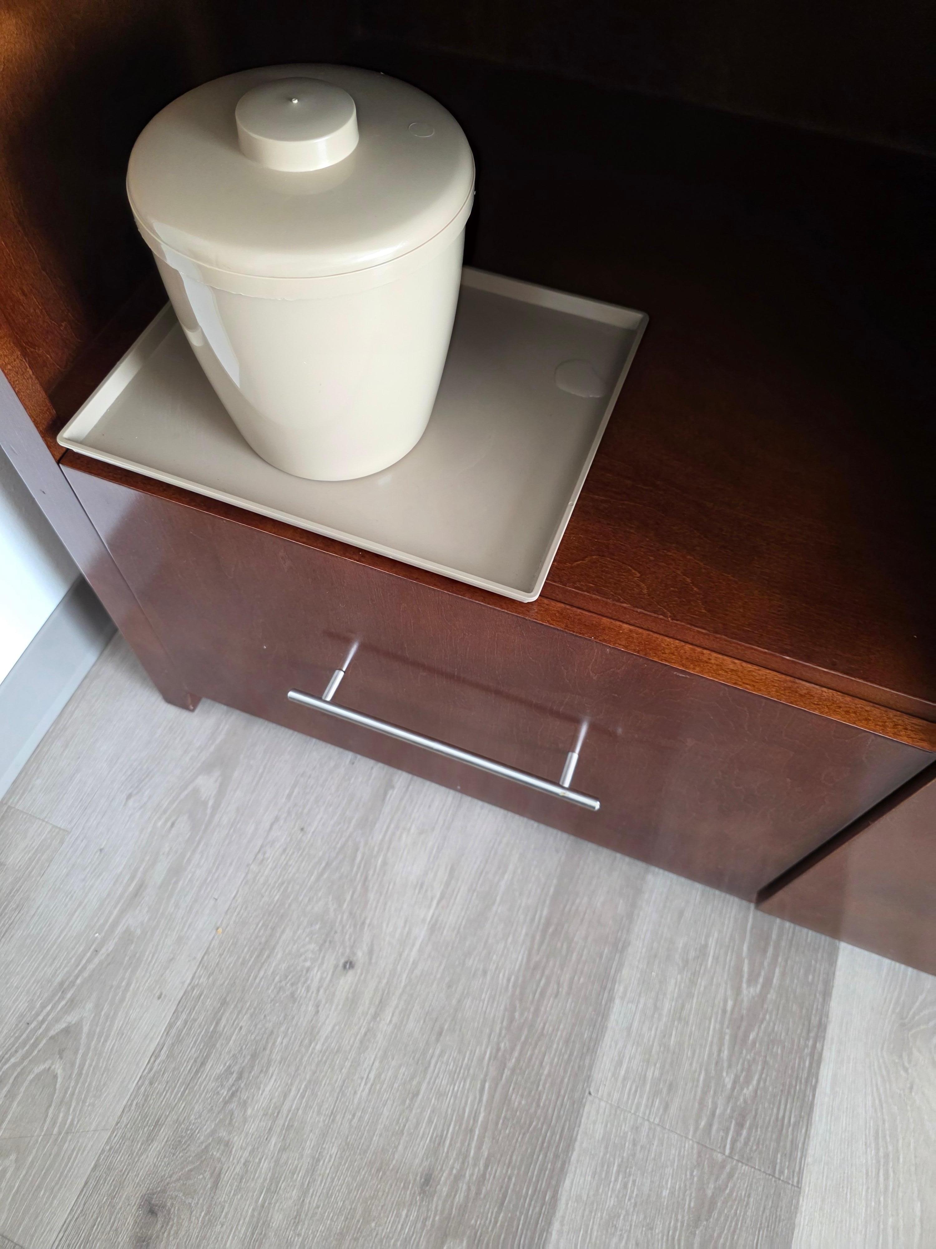 No cups or plastic for ice bucket replaced