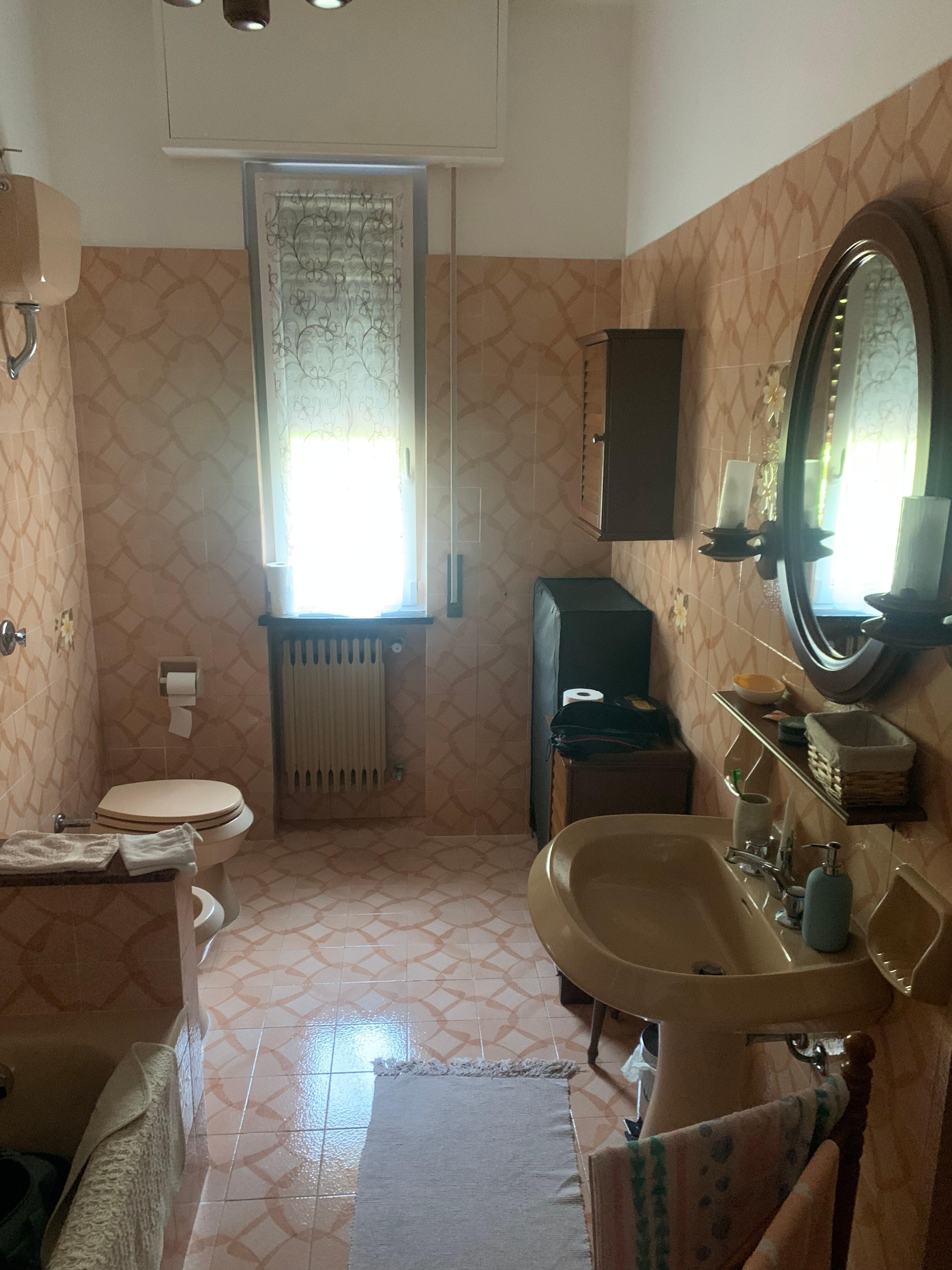 Bad 2 mit Badewanne/Dusche