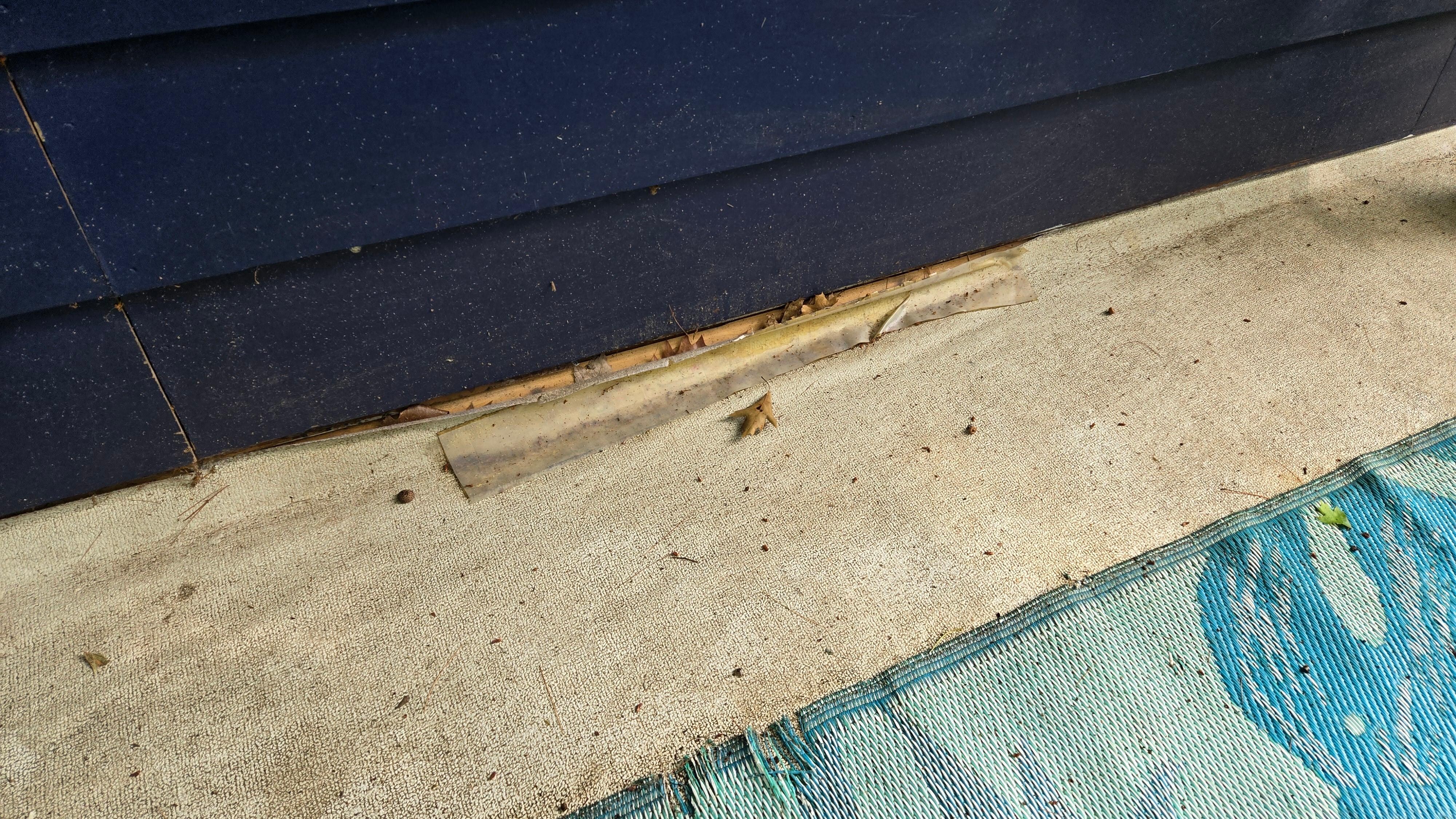 Une bande qui est censée recouvrir les rebords de la terrasse se décolle...