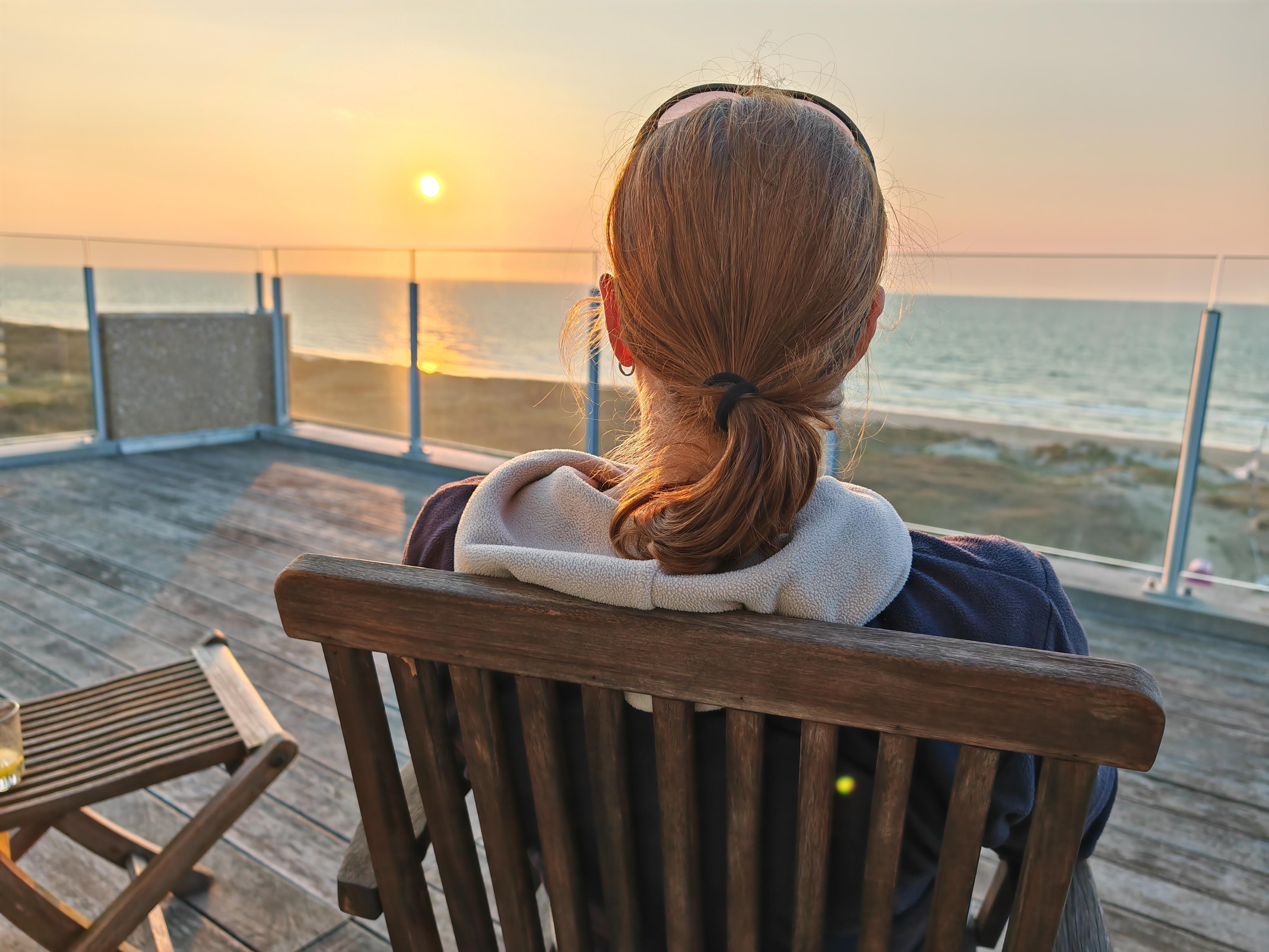 Auf der Terrasse den Sonnenuntergang genießen