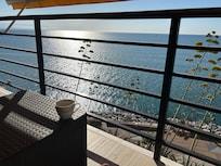 Un café, le soleil et cette vue..