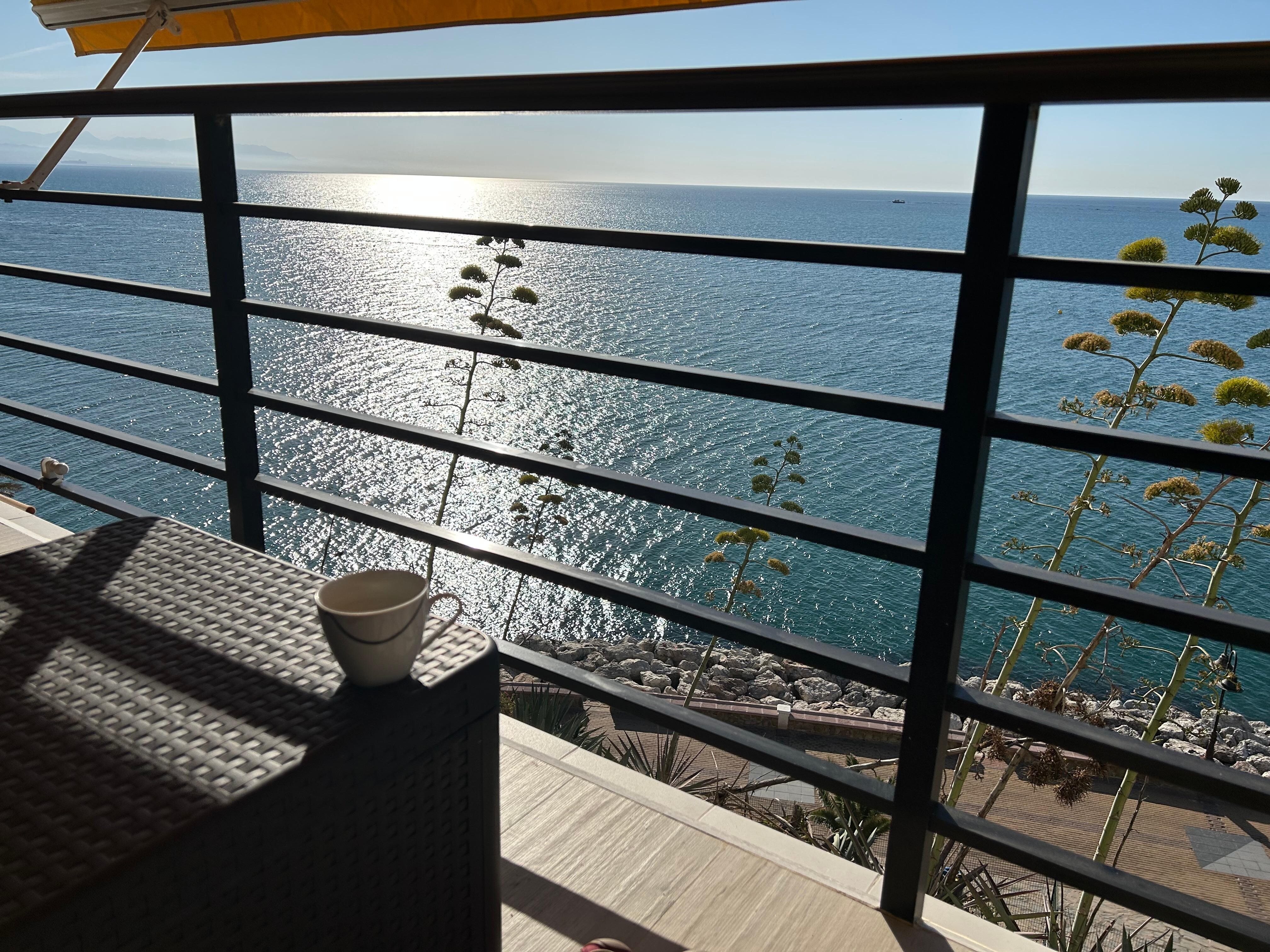 Un café, le soleil et cette vue..