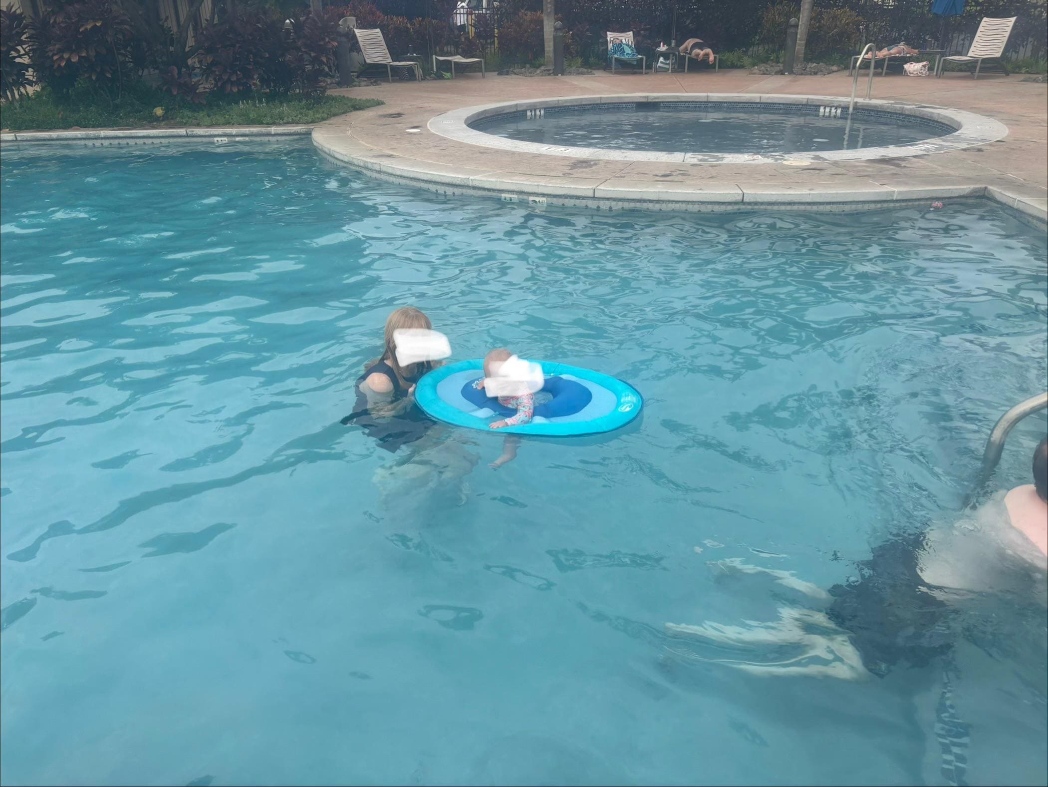 The pool was close by and well maintained! The owners had a ton of pool and beach equipment which made our stay even more enjoyable! 