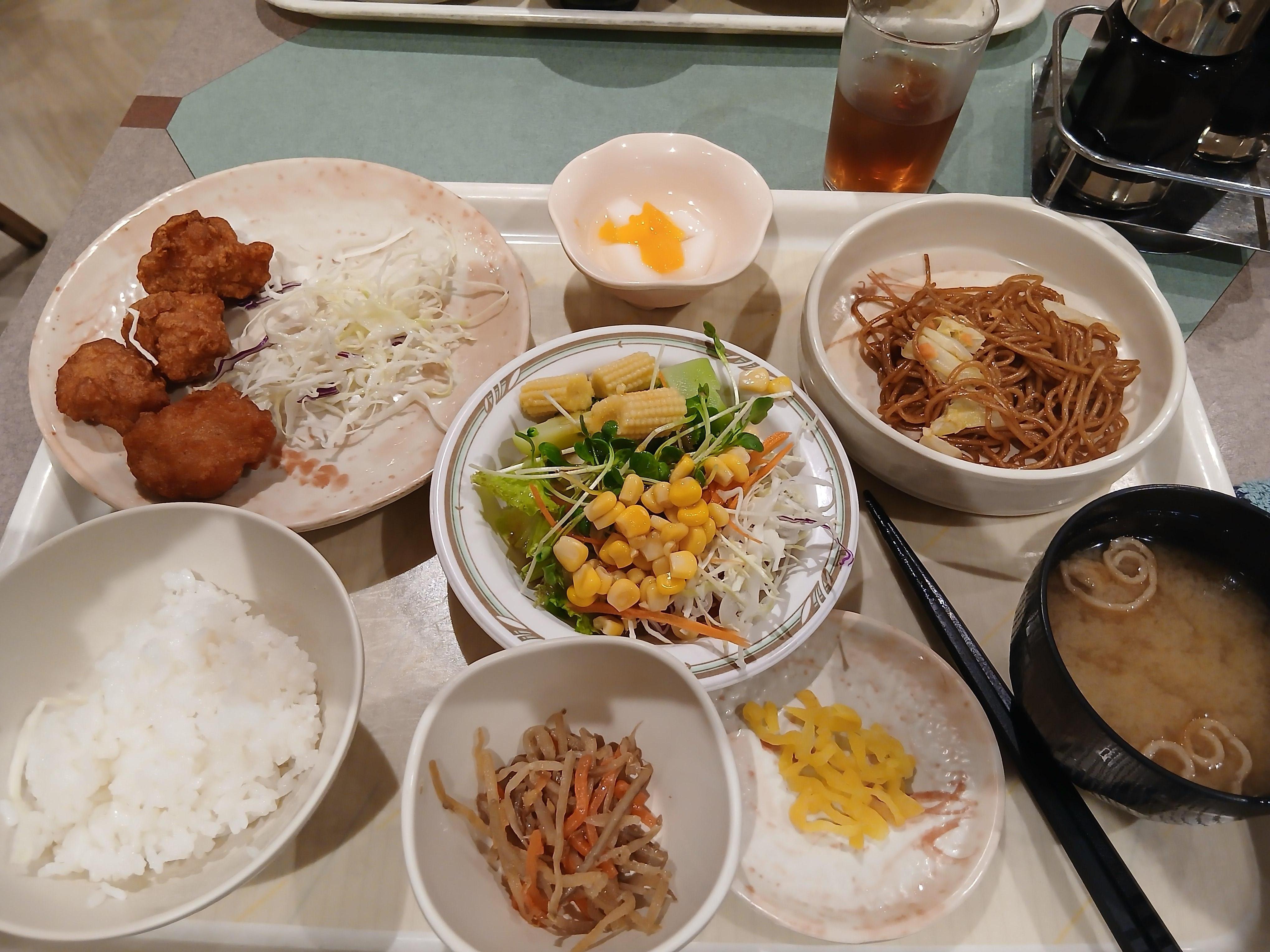 夕食です。
新鮮野菜のサラダバーはgood 。食後のコーヒーも美味しかったです。