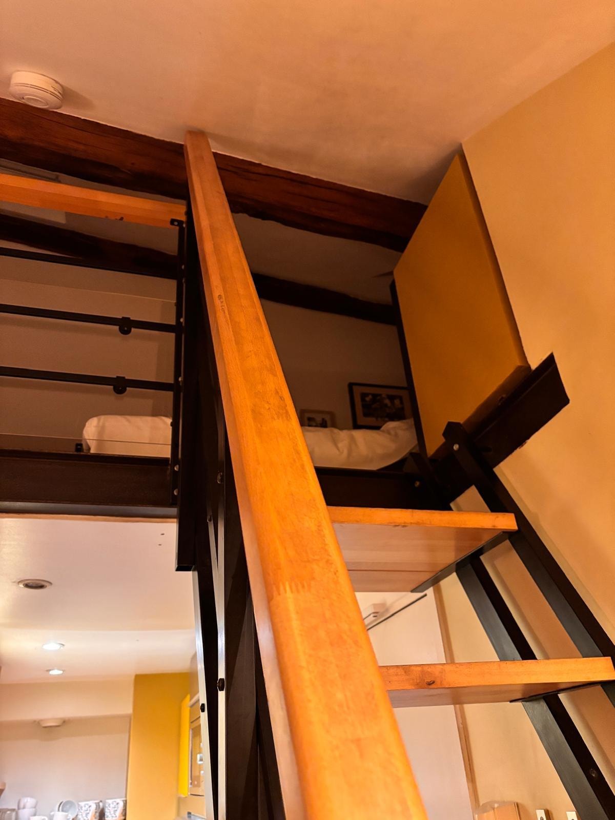 Une ouverture environ 70x50 et si canapé déplié l’accès est condamné