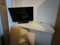 Defektes TV Regal