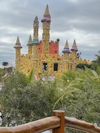Vista do castelo no parque aquático, pena que estava fechado