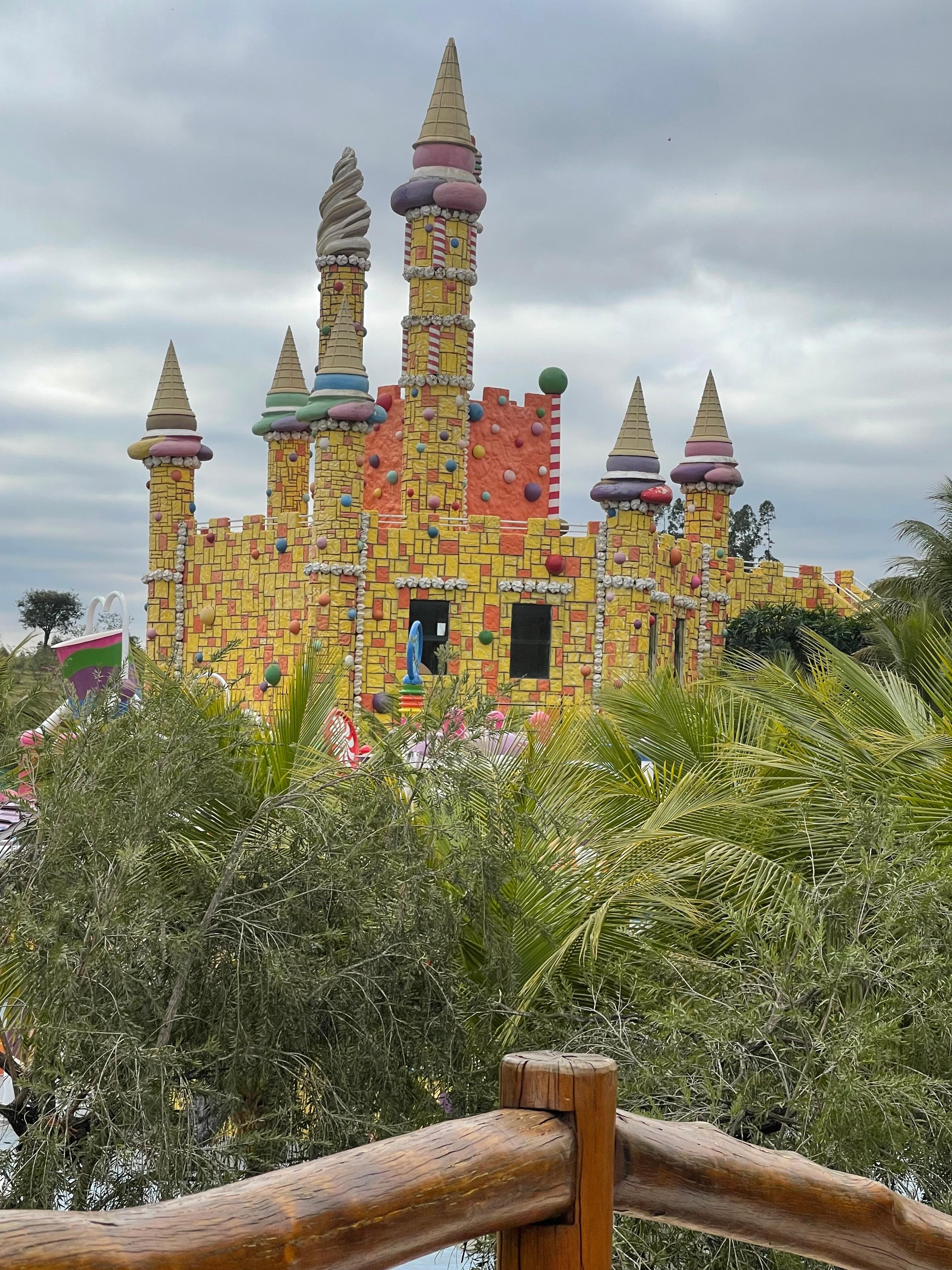 Vista do castelo no parque aquático, pena que estava fechado 