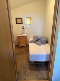 Photo of the room with the twin bed