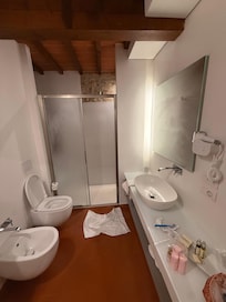 Banheiro grande, itens de necessidade cheirosos. Chuveiro bom de pressão