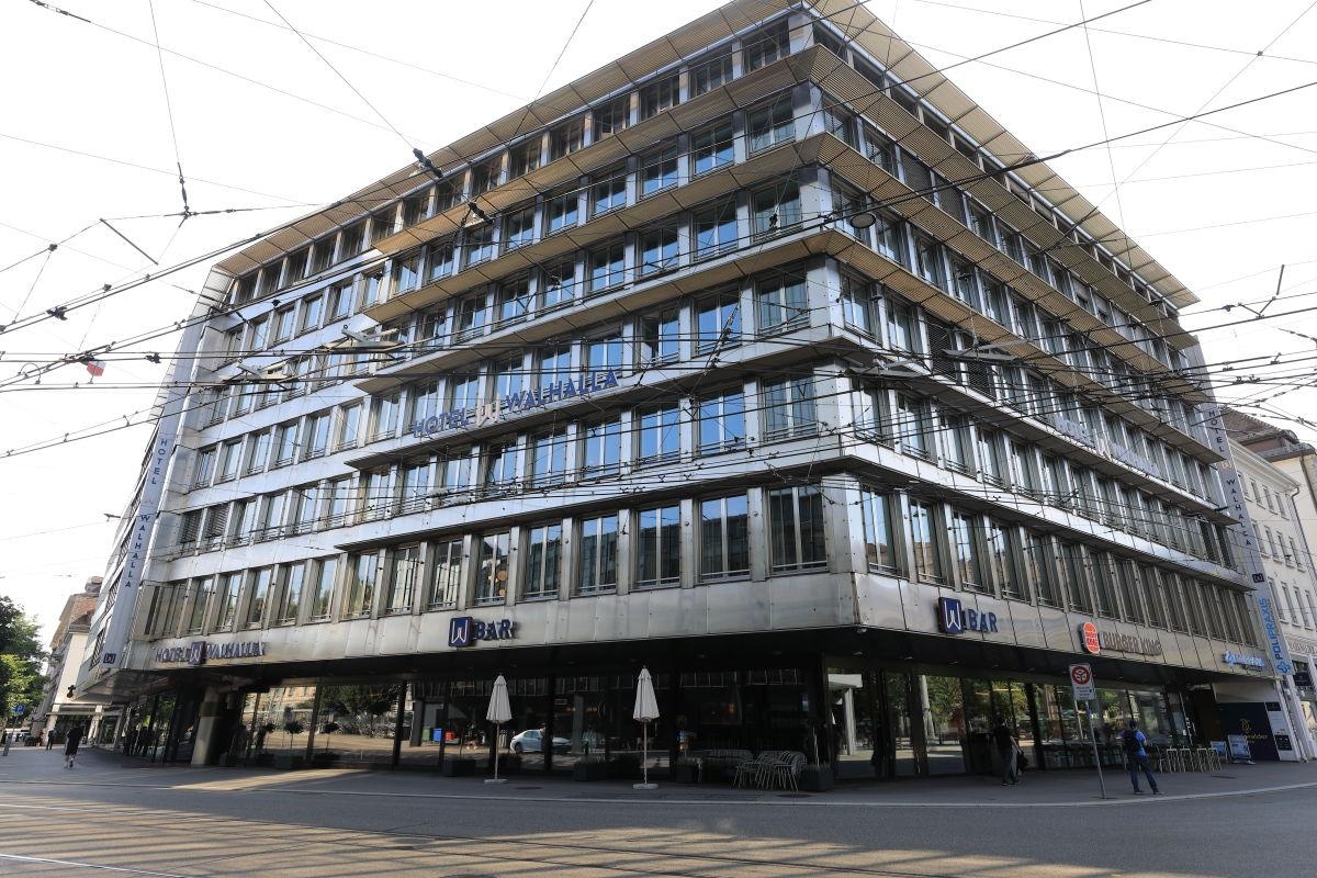 駅前から見たホテル