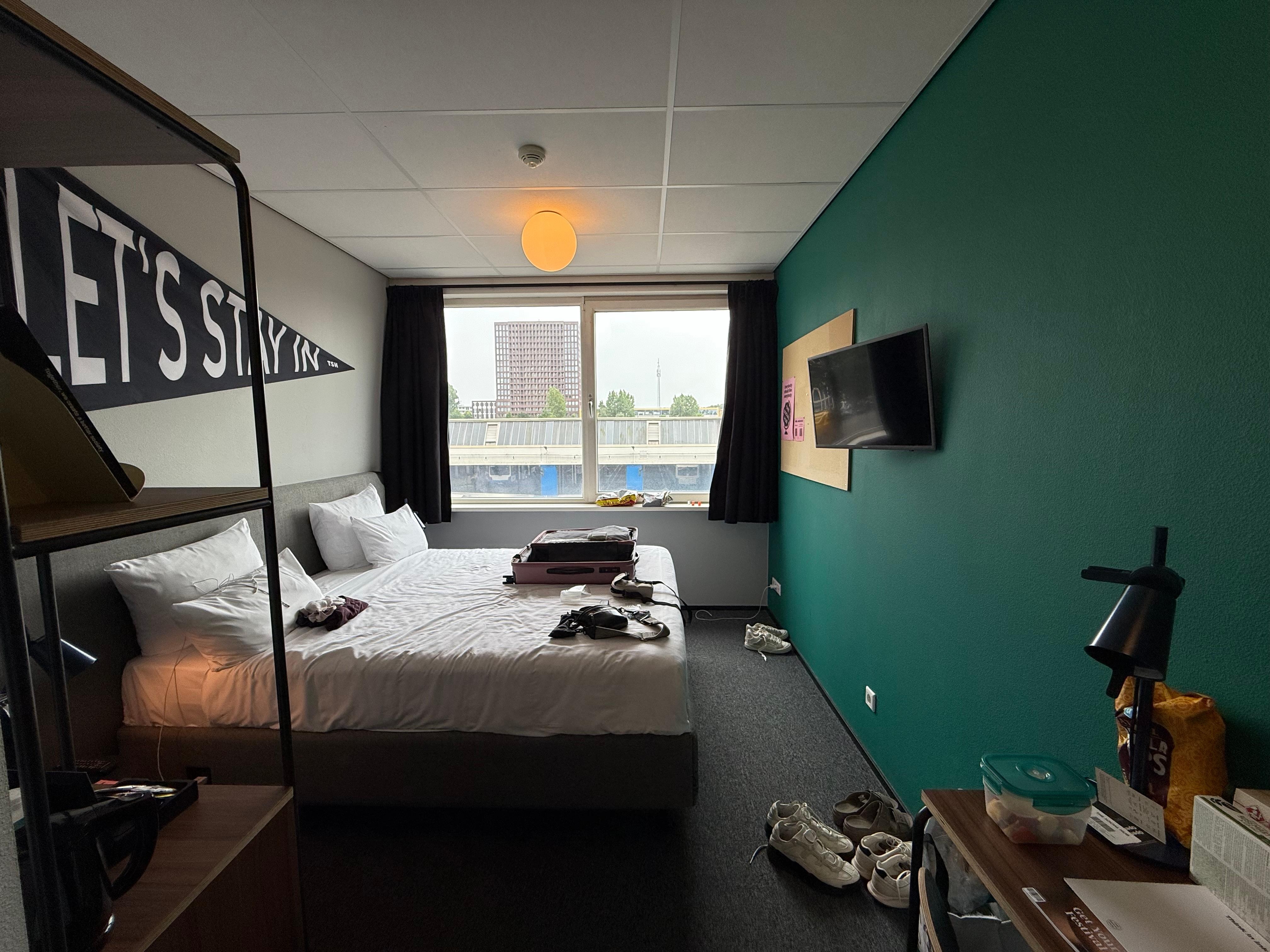 Prima kamer, iets mindere uitzicht… Amsterdam he…