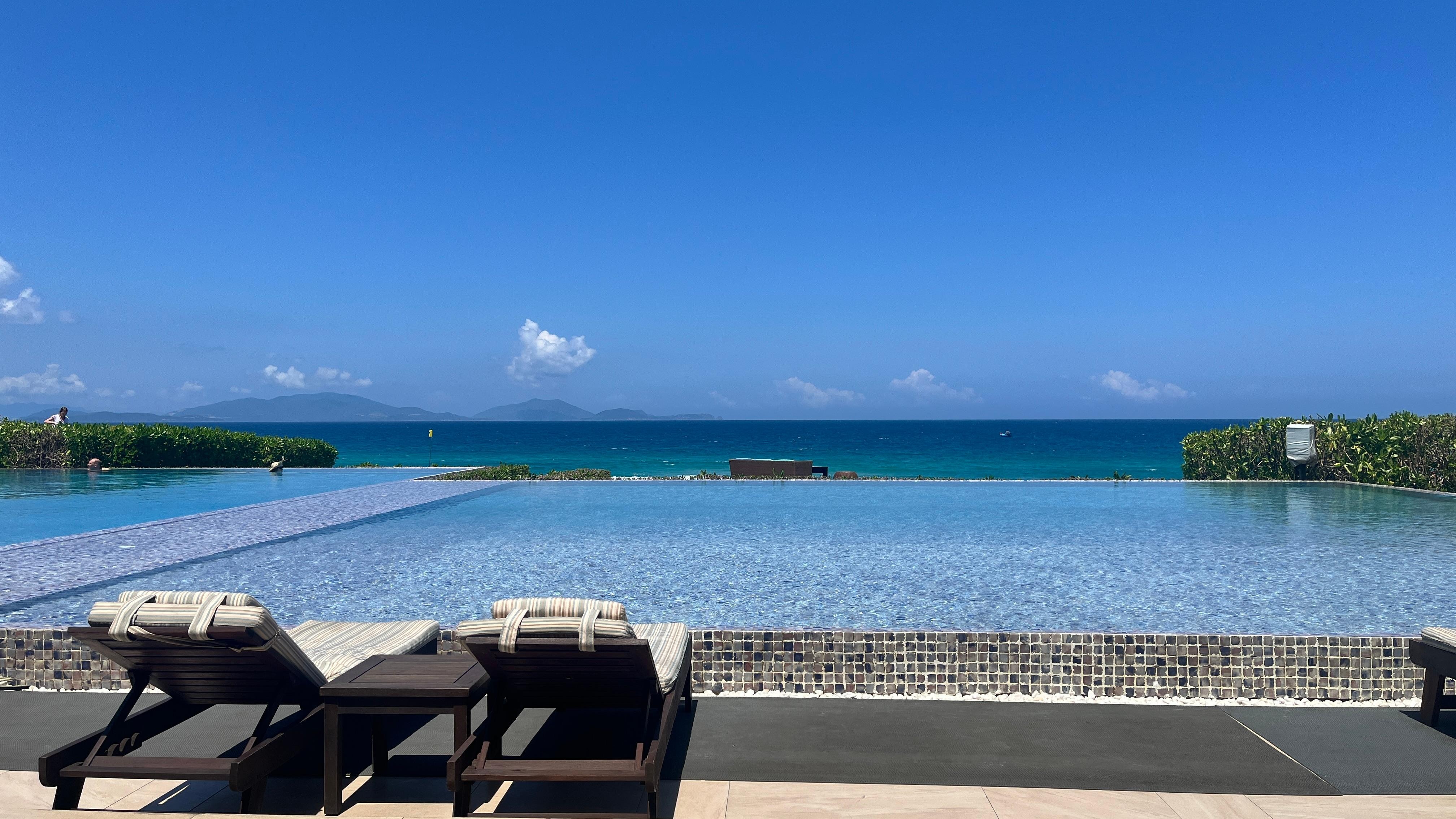 海が見えるプール