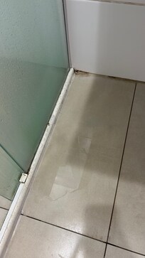 O vazamento do banheiro alagou tudo : (