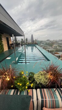 Roof top pool