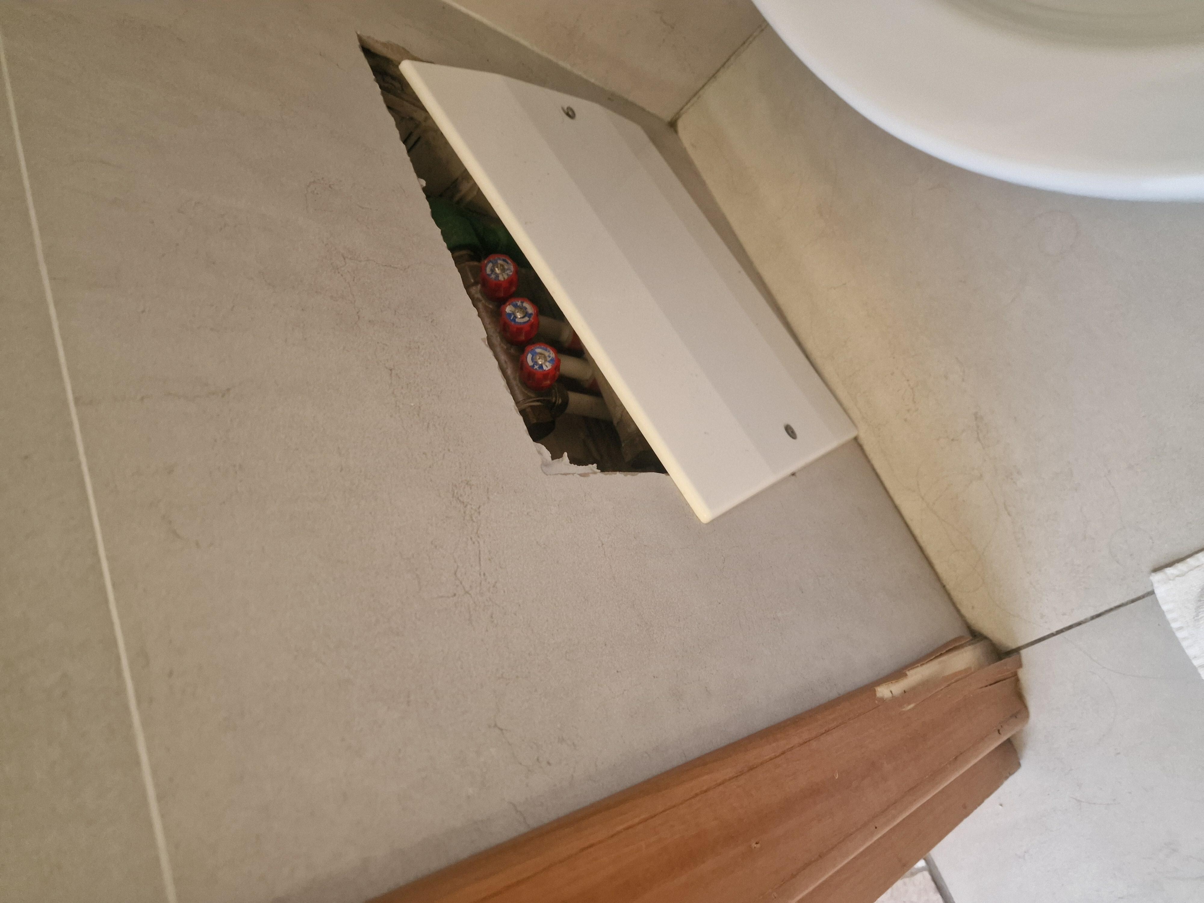 Hul i væg på toilet 