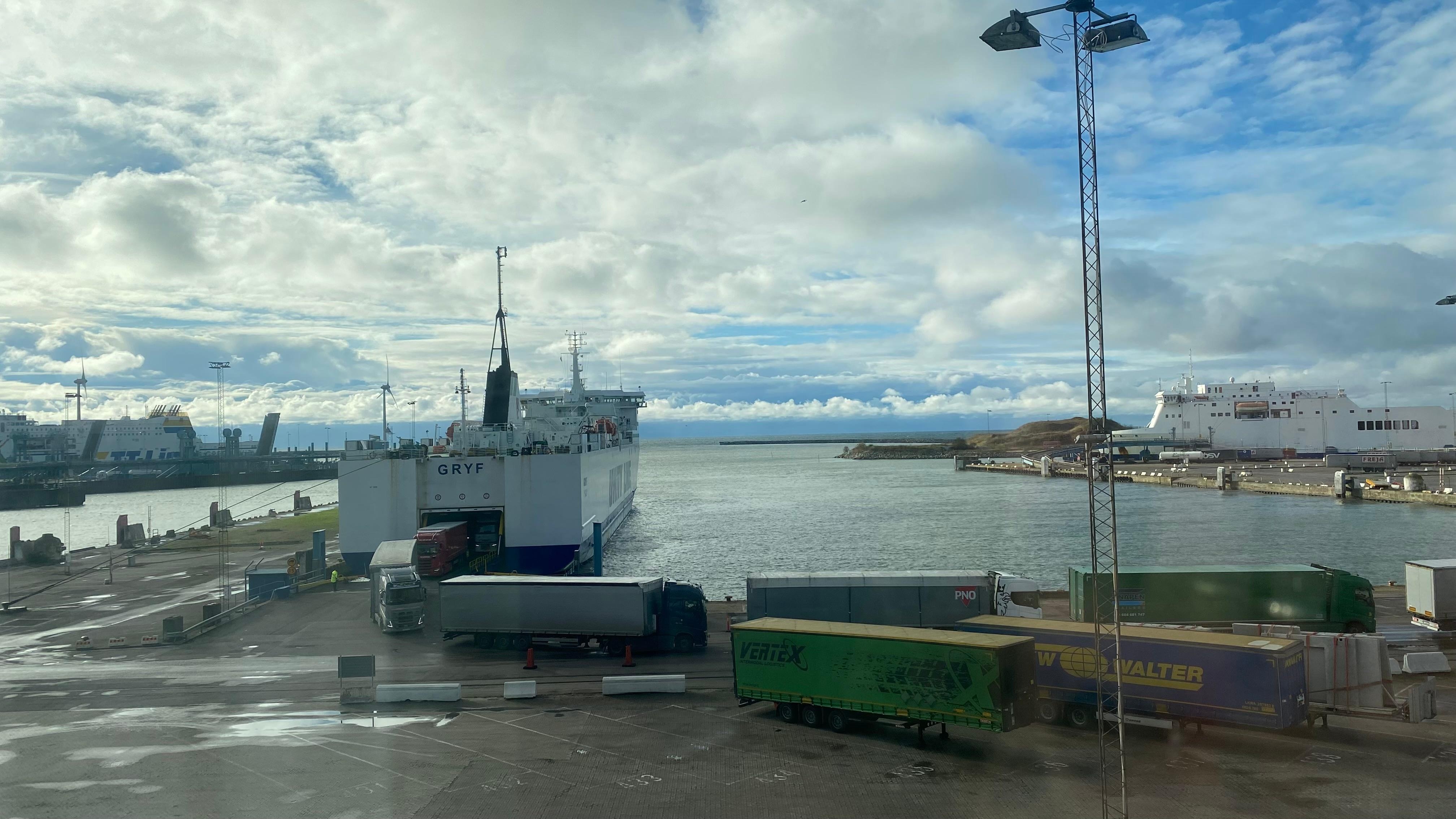 Utsikten fr 5:e våningen. På morgonen passerade många lastbilar precis utanför fönstret 