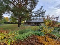 Traumhaft schöner, parkartiger Garten. Ruhig gelegen, mehrere Sitzmöglichkeiten vorhanden.